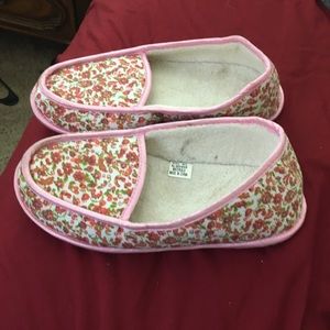 House shoes (slippers)